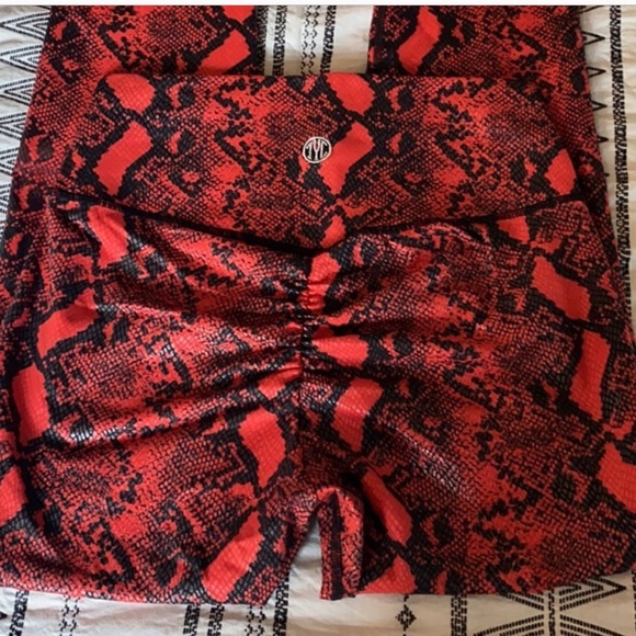 TIL You Collapse size M Red snake print leggings scrunched butt - Picture 1 of 4